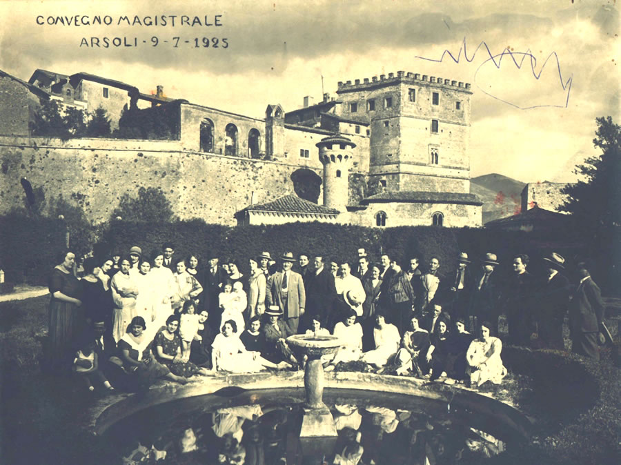 Le Insegnanti e gli Insegnanti di Arsoli, di Vivaro e di molti Paesi vicini riuniti nel Castello di Arsoli gioved 9 luglio 1925. Questa bellissima fotografia, donata a ScuolAnticoli dalla prof.sa Beatrice Sforza,  tratta dal suo libro (ancora pi bello) che si chiama "Me para millanni - Appunti e ricordi dalle Cronache della Scuola di Vivaro Romano", edito nel 2007 dallAssociazione Culturale di Varia Umanit e Musica "Vivarium" con il patrocinio e il contributo della Regione Lazio. Grazie, Beatrice!