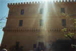 17. Il palazzo comunale, sede di un interessante museo.
