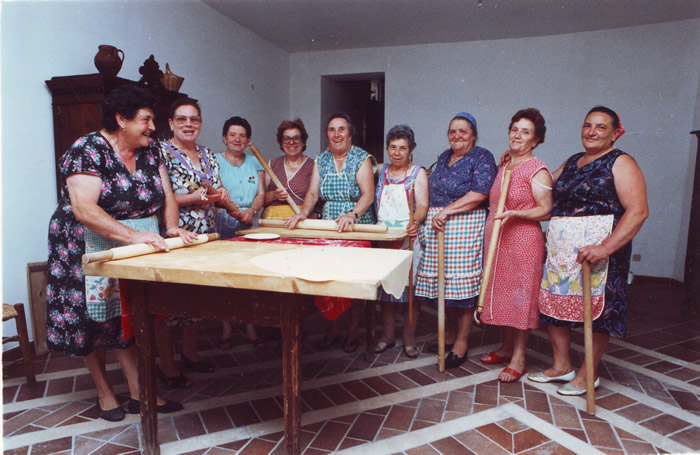 149. Silvana, Peppa, Maria, Tomassina, Giovannina e altre fanno le fettuccine.