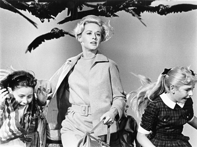 50. "Gli uccelli", di Alfred Hitchcock (1963), con Tippi Hedren, Rod Taylor, Jessica Tandy, Veronica Cartwright e Suzanne Pleshette.