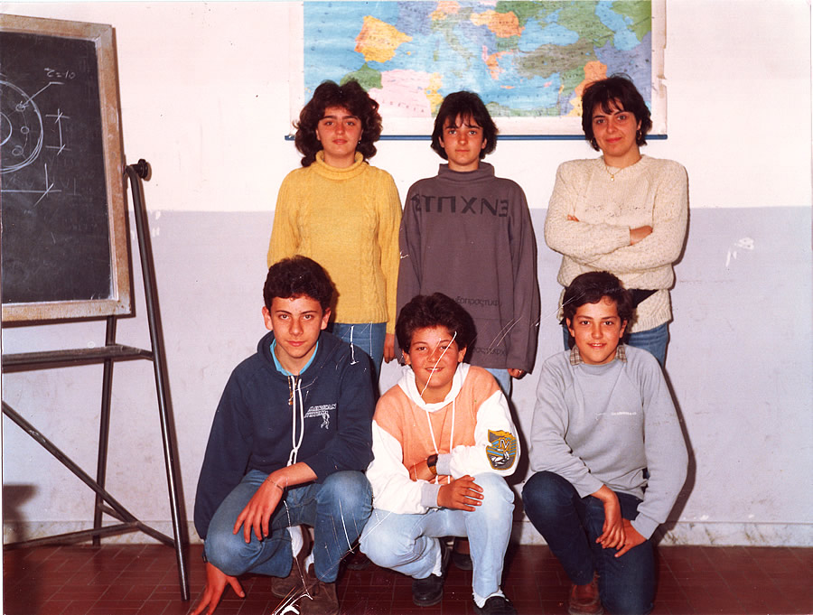 La Terza Media di Anticoli Corrado del 1988 - 1989. Grazie, Silvia! Da sinistra: Silvia Cara, Angela Colantoni, una professoressa supplente (forse Marina Cinti), Flavio Massimiani, Fabrizio Calderari e Sandro Pietropaoli. (Clicca sui volti per gli ingrandimenti di ciascuno!)