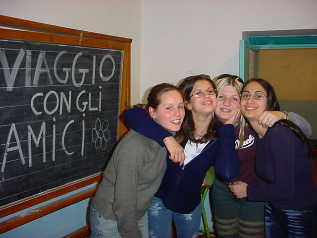 1. Alessandra, Lucia, Veronica e Cristina sabato 27 aprile 2002.