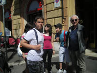 3. Limpietoso obiettivo di Eclario accosta i giovani e baldi alunni al loro anziano Prof...