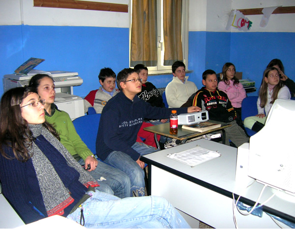 La classe 2007-2010, con Sonia e Cecilia della 2005-2008, durante la preparazione della visita a Villa Adriana del 15 maggio 2008.