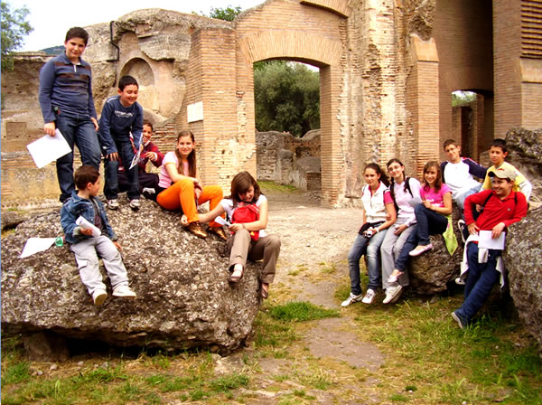 La classe 2007-2010, con Sonia e Cecilia della 2005-2008, in visita a Villa Adriana il 15 maggio 2008.