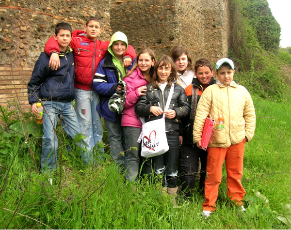 La classe 2007-2010 in visita a Villa Adriana il 15 maggio 2008.