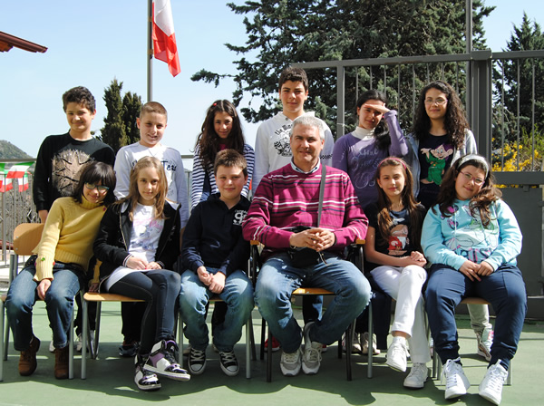 La Classe 2010 - 2013 col prof. Nicola De Rito mercoled 4 aprile 2011. (Clicca sui volti, se vuoi accedere alle pagine personali!). (Clicca su questa scritta, se vuoi la foto in formato desktop!)