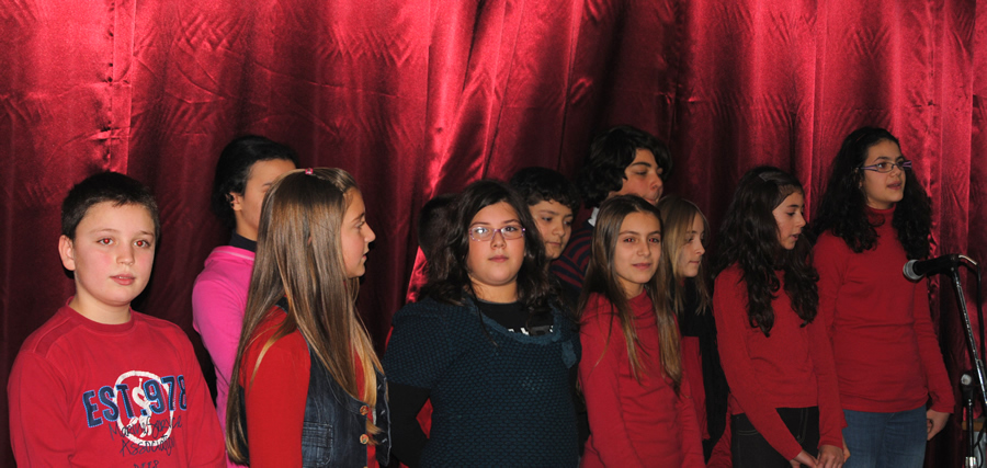 La Classe 2010 - 2013 partecipa alla recita natalizia della Scuola Elementare il 22 dicembre 2010.