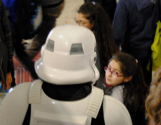 Al Romics, 10 aprile 2015, con un temibile soldato imperiale di Guerre stellari.