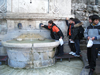 72. La fontana della porta.