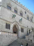 39. Facciata del Palazzo dei Priori.