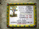 46. Formella allingresso.