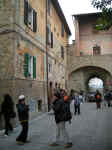 64. In giro per il borgo.