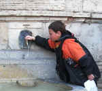 72. La fontana della porta (particolare).