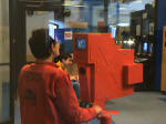 89. In uno studio televisivo.