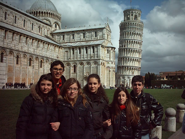 1. Il 17 marzo 2008, ben pi dritti della Torre di Pisa, ecco tutti gli Anticolani della gloriosa classe 2005-2008 della Scuola Media!