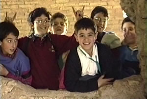 Massimiliano decora con preziosi ornamenti i crani dei suoi compagni, a Ostia Antica, marted� 14 maggio 1991...