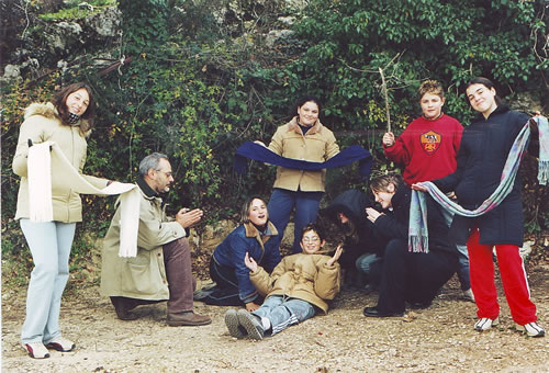 Da sinistra: Sara P. (2001-2004), il prof. Umberto Parena, insegnante di Educazione Musicale, Sahuara e Giulia (2002-2005), Federico, forse Moira, Sara G. (2001-2004), Andrea (2002-2005) e Valentina (2001-2004).