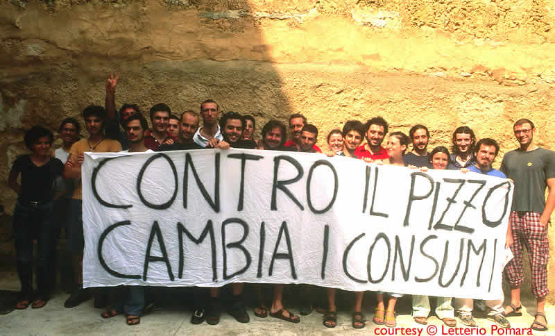 Il sito dei coraggiosi giovani siciliani che propongono, contro la Mafia e le altre criminalit� organizzate che affliggono l'Italia, un metodo di lotta potenzialmente efficacissimo.