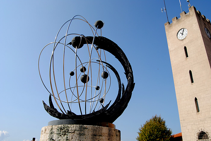 Ad Aielli, il 10 maggio del 1856, nacque l'astronomo Filippo Angelitti. A lui, nel 1989, la cittadinanza di Aielli ha dedicato questo suggestivo monumento, opera dello scultore Pasquale Di Fabio. E a Filippo Angelitti è intitolata anche l'Unione Astrofili di Aielli, con sede presso la Torre del Castello, ribattezzata Torre delle Stelle per ospitare le molteplici e interessanti attività dell'Unione stessa.