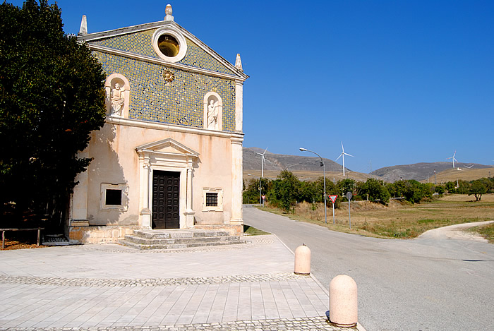 Il santuario della Madonna delle Grazie, a Collarmele, paese che il terremoto del 1915 distrusse completamente. Il santuario è del 1561, con facciata a timpano decorata nella metà superiore da un rivestimento a mattonelle policrome maiolicate in rilievo (con la mezzaluna dell'arme dei Piccolomini, sirene e aquile).