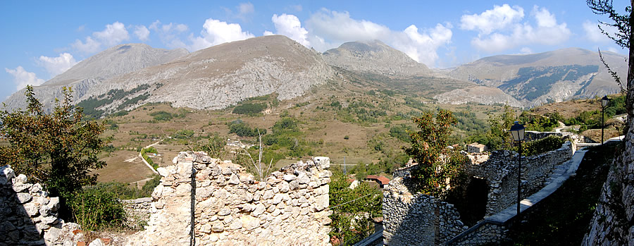 Pparte del territorio montano di Aielli (metri 1021, abitanti 1495) è inserita nel Parco naturale regionale Sirente-Velino. Pesantemente colpita dal terremoto del 1915, Aielli ha ricevuto danni di un certo rilievo anche dal sisma del 2009.