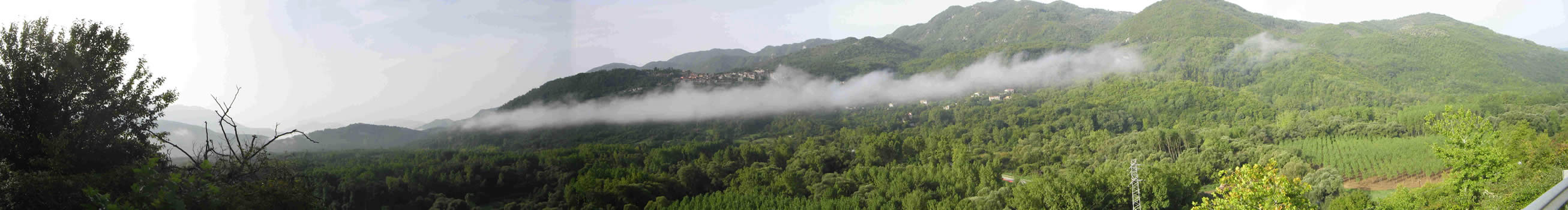 Anticoli Corrado e la Valle dell'Aniene viste da Roviano: panoramica a 240° circa, ottenuta unendo sette fotografie scattate in successione.