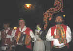 8. Il Gruppo Folkloristico, Eclario in testa, fa il giro di Piazza delle Ville gremita.