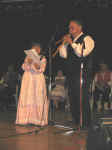 22. Luigi Lai conclude il suo meraviglioso concerto aiutato da una gentile bambina di Anticoli.