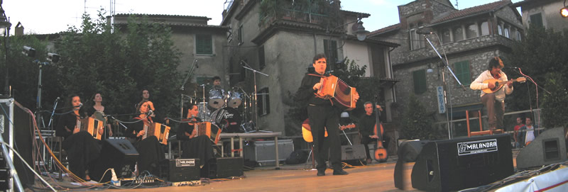 25. Ambrogio Sparagna e la sua Orchestra ad Anticoli Corrado: un evento memorabile.