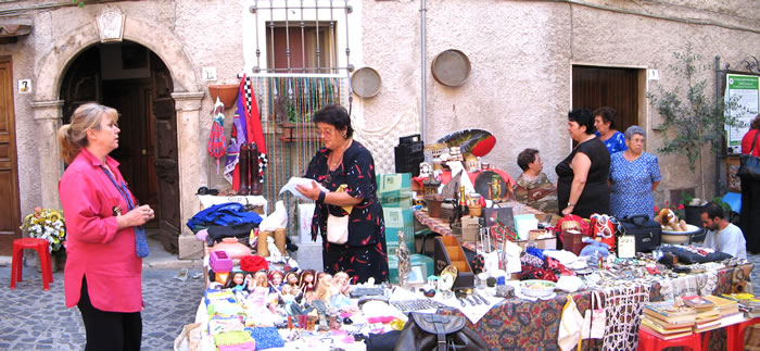 35. Per due giorni, piazza del Papa torna a essere piazza del Mercato.