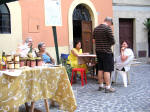 4. Cosa venderanno queste gentili signore su un cos piccolo banchetto?...