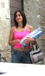 40. La brava (e bella) Elisabetta, dello staff della festa, in arrivo con i bicchieri di carta.