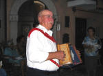 60. Arriva Antonio, con il suo straordinario organetto...
