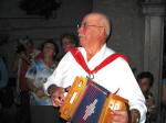 64. ...E si comincia a suonare, a cantare e a ballare.