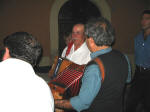 98. Musica, canto (e ballo) popolare in piazza del Papa...