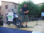 6. Si predispongono le luci per il concerto della Banda di Anticoli Corrado (e lo scooter per il vincitore della lotteria.)