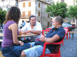 10. Carlotta, Luca e il signor Fabbi durante una meritata pausa della loro faticosa giornata di organizzatori.