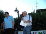 12. Ancora Nando sul palco, mentre Carmine, accanto a lui, continua a darsi da fare con suoni e luci.