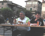 15. Ai tavoli, del resto, c chi sta gi mangiando. In questo caso, a quanto sembra, per quattro...