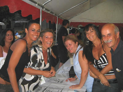 18. Se  vero (ed  vero) che Anticoli  il paese delle Belle Donne, ancora pi vero  che alla Festa Insieme vengono le Belle tra le Belle... (Tranne Piero, che qui in effetti centra niente.) Clicca sulla foto: anche questa singrandisce. Soprattutto questa.