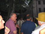 29. Una piccola parte (la pi prossima allagognata meta) della chilometrica fila in attesa fuori dalla cucina.