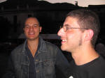 31. Anche Luca e Danilo, in fila anchessi come comuni mortali, ingannano lattesa discutendo. Ma forse pi di estetica (delle belle ragazze) che di politica...