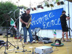 45.  spuntato un nuovo... pomeriggio, ma Festa Insieme continua: sul palco, il sassofonista dei bravi Armonia Dance accorda lo strumento.