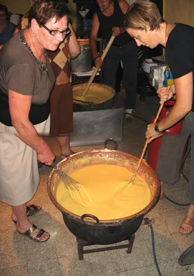 1. Due delle straordinarie cuoche (e cuochi) di Festa Insieme mentre si dedicano alla polenta.