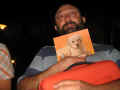 25. Eclario, gi a tavola, inganna l'attesa con un piccolo show.