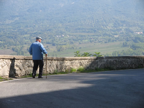 Il signor Gaetano va a spasso in una splendida giornata di sole.