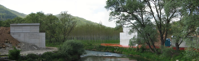 Il nuovo ponte in costruzione visto dal vecchio.