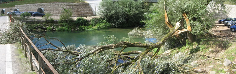 Iniziato con la costruzione di quello che ScuolAnticoli ha definito "il Ponte dell'Obbrobrio e dello Spreco", continua e si aggrava il degrado di quello che era uno dei luoghi pi suggestivi e amati della Valle dellAniene: la tempesta della sera di venerd 12 ha finito di distruggerlo. Qualcuno interverr? Speriamo...