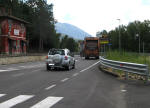 3. Il percorso che i cittadini devono compiere, una volta scesi dallautobus, per mettersi in salvo sulla strada per Anticoli (dove il marciapiedi continua per a non esserci). Con gli automobilisti, incuranti del limite di velocit, che sfrecciano a un metro da loro...